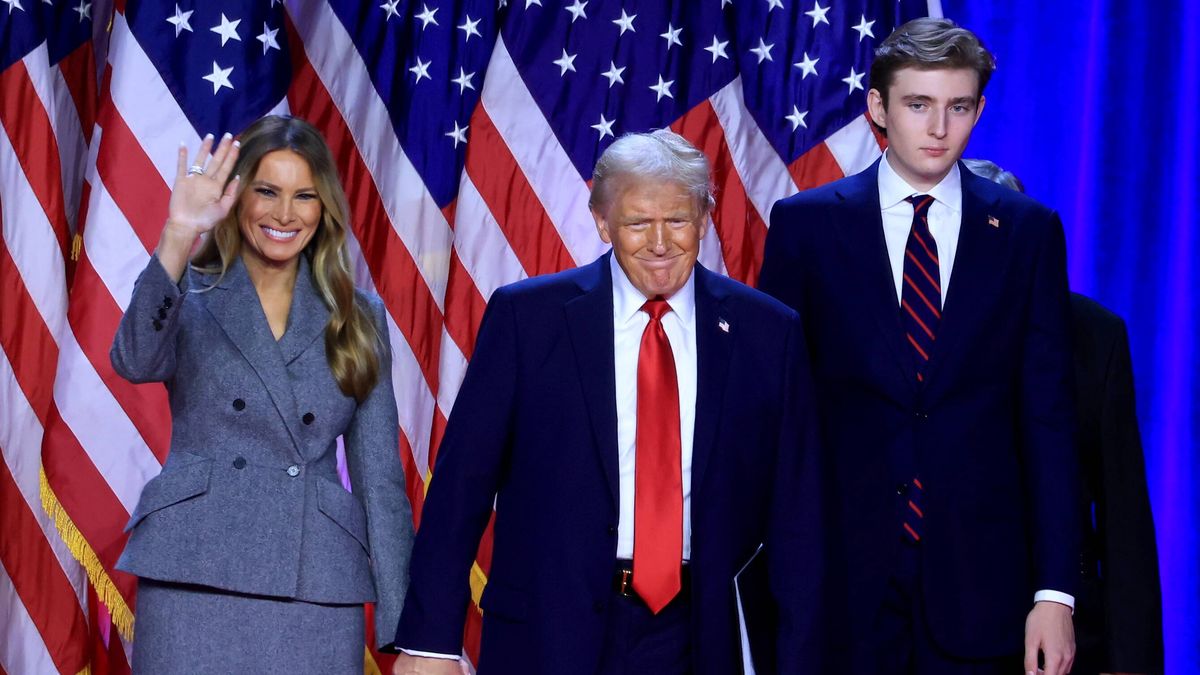 Republican presidential candidate Trump reacts to elections results
epa11704670 Republican presidential candidate Donald J. Trump, joined by his wife Melania Trump and their son Barron Trump, looks on after addressing supporters at the Election Night watch party in the West Palm Beach Convention Center in West Palm Beach, Florida, USA, 06 November 2024.  EPA/CRISTOBAL HERRERA-ULASHKEVICH 
Dostawca: PAP/EPA.
CRISTOBAL HERRERA-ULASHKEVICH
family