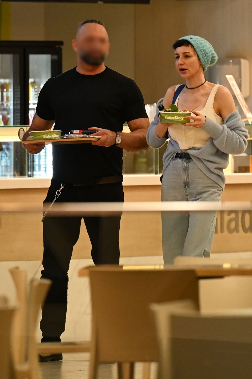 Maja Hirsch podczas wizyty w centrum handlowym