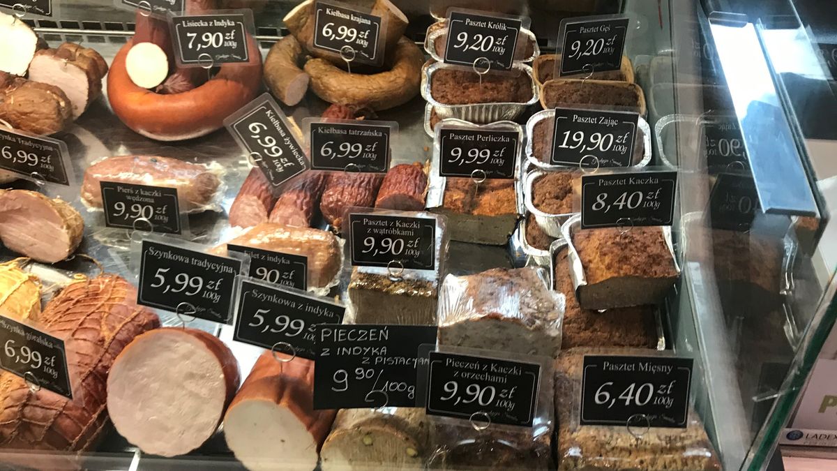 Ceny wędlin na jednym ze stoisk z wędlinami w Warszawie. 