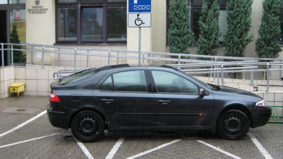 Parkowanie na dwóch "kopertach" jednocześnie to wyjątkowo oburzający przykład braku szacunku dla innych kierowców.