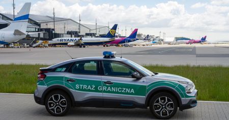 Palił papierosa w samolocie i awanturował się. Interwencja na lotnisku