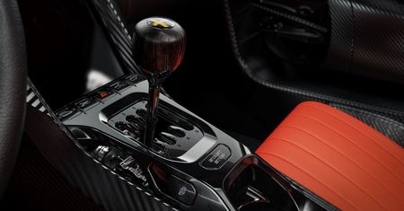 Koenigsegg CC850 ma ręczną skrzynię automatyczną. Dziewięciobiegową z sześcioma przełożeniami