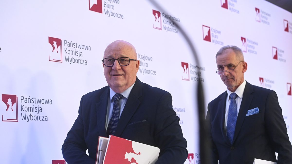 Warszawa, 18.05.2025. Wybory prezydenta RP - I tura. Przewodniczący Państwowej Komisji Wyborczej Sylwester Marciniak (L) i zastępca przewodniczącego Wojciech Sych (P) na IV konferencji PKW, 18 bm. w Warszawie. Zakończyło się głosowanie w I turze wyborów prezydenta RP. Rafał Trzaskowski z wynikiem 30,8 proc. głosów i Karol Nawrocki, który zdobył 29,1 proc. poparcia spotkają się w drugiej turze wyborów prezydenckich - wynika z sondażu exit poll wykonanego przez Ipsos dla TVP, TVN24 i Polsat News. (mr) PAP/Piotr Nowak
