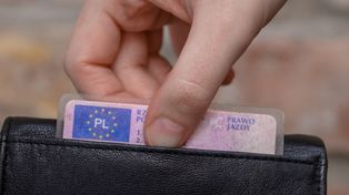 Bezterminowe prawo jazdy trzeba będzie wymienić. Do kiedy?