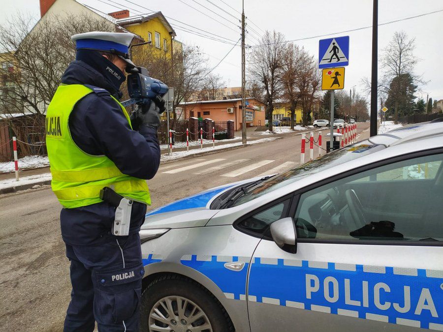 Widzisz przejście? Noga z gazu.