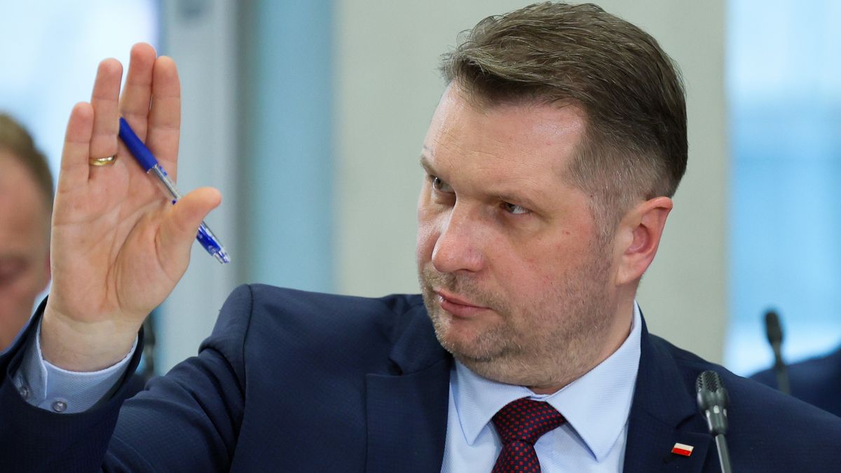 Warszawa, 05.02.2024. Poseł PiS Przemysław Czarnek podczas przesłuchania byłego szefa Kancelarii Prezesa Rady Ministrów Michała Dworczyka przez sejmową komisję śledczą do zbadania legalności, prawidłowości oraz celowości działań podjętych w celu przygotowania i przeprowadzenia wyborów Prezydenta Rzeczypospolitej Polskiej w 2020 r. w formie głosowania korespondencyjnego, 5 bm. w Sejmie w Warszawie. (sko) PAP/Paweł Supernak