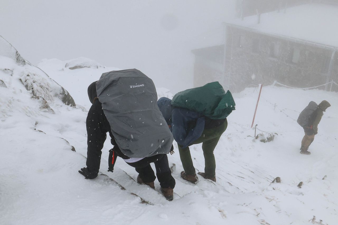 Tatry pod śniegiem. TOPR wydał ostrzeżenie
