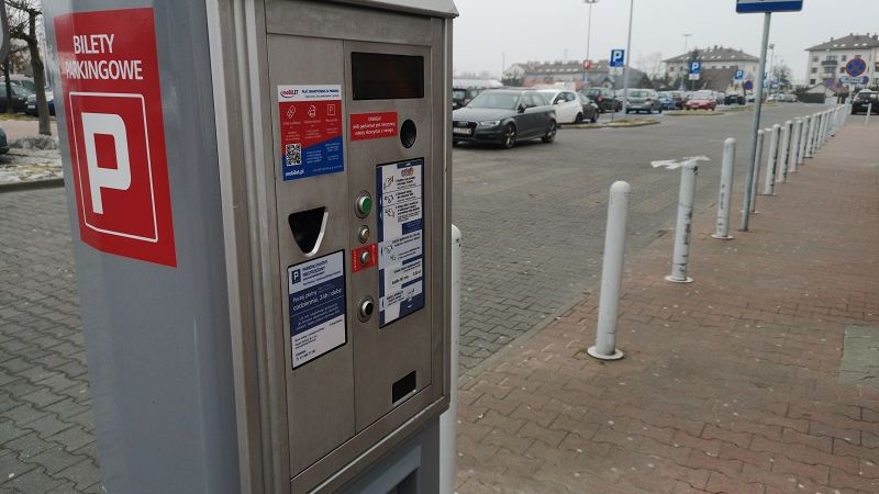 Parkomat na parkingu przed hipermarketem Auchan Czechów