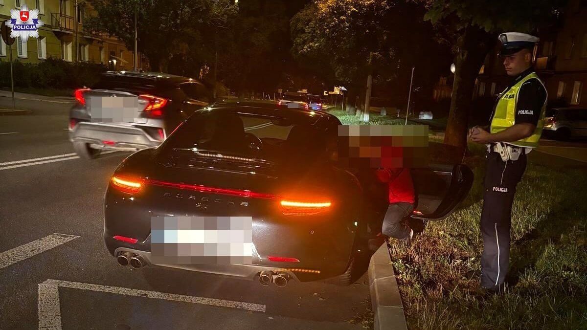 Policjanci zatrzymali do kontroli kierowcę porsche