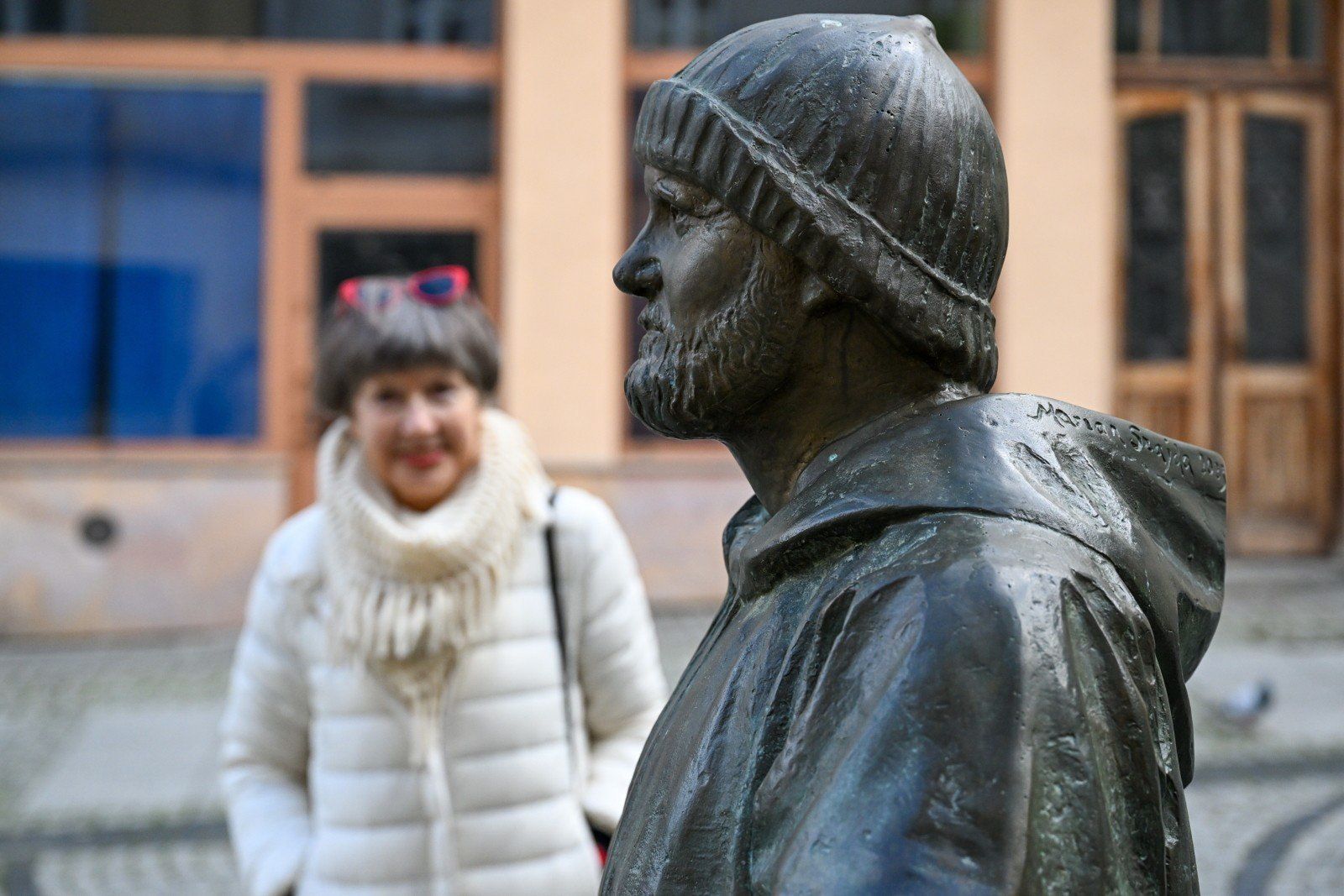 Mieszkająca na co dzień w Australii, wymieniana w gronie 100. najbardziej wpływowych ludzi magazynu Time, profesor Lidia Morawska przy figurze swojego ojca, kapitana żeglugi wielkiej Henryka Jaskuły na ulicy Franciszkańskiej w Przemyślu, 15 bm. W najbliższy wtorek, 20 bm. minie 45. rocznica zakończenia przez Jaskułę samotnego, bez zawijania do portów, rejsu dookoła Ziemi. Wyprawa, która rozpoczęła się 12 czerwca 1979 roku, trwała 344 dni i zakończyła się 20 maja 1980 roku. Był on pierwszym Polakiem i trzecim na świecie żeglarzem, który dokonał takiego wyczynu.
