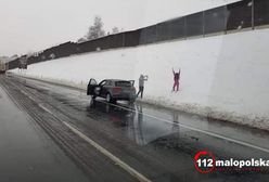 Sesja w śniegu na autostradzie. Kierowcy przecierali oczy ze zdumienia