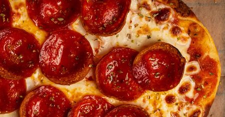 Wielu pobiegło po pizzę Książula do Żabki. Ja zrobiłam ją z chlebka naan w 10 minut