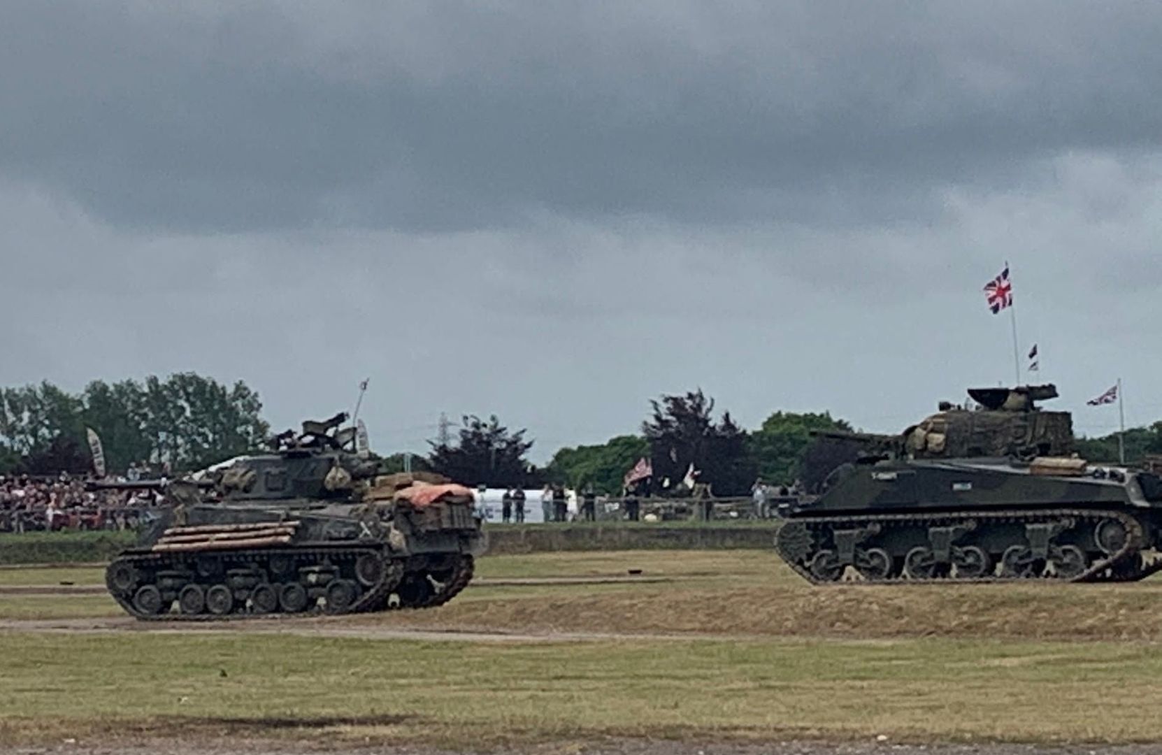 Klasyczny drugowojenne Shermany. Po lewej wersja M4A2E8 z długą armatą kal 76 mm (Fury), a po prawej starszy M4.