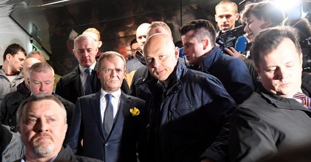 Donald Tusk przyjeżdża do prokuratury: przepychanki, gwizdy i "HAŃBA" (ZDJĘCIA)
