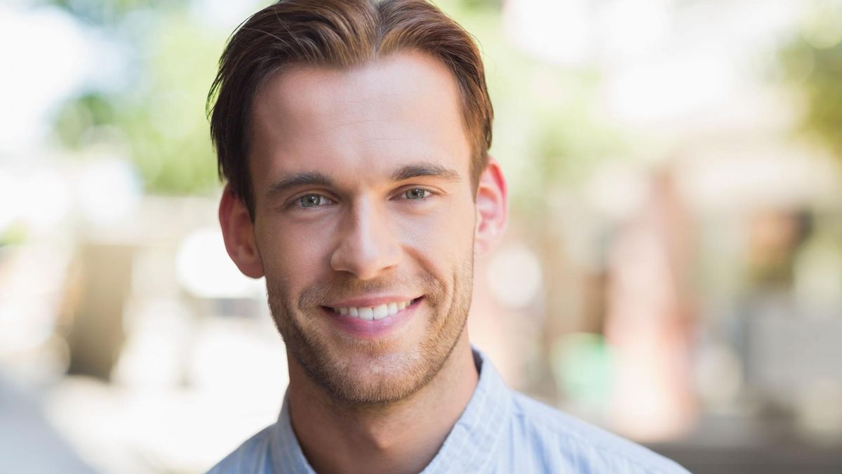 Jabłko Adama znajduje się pośrodku męskiej szyi.