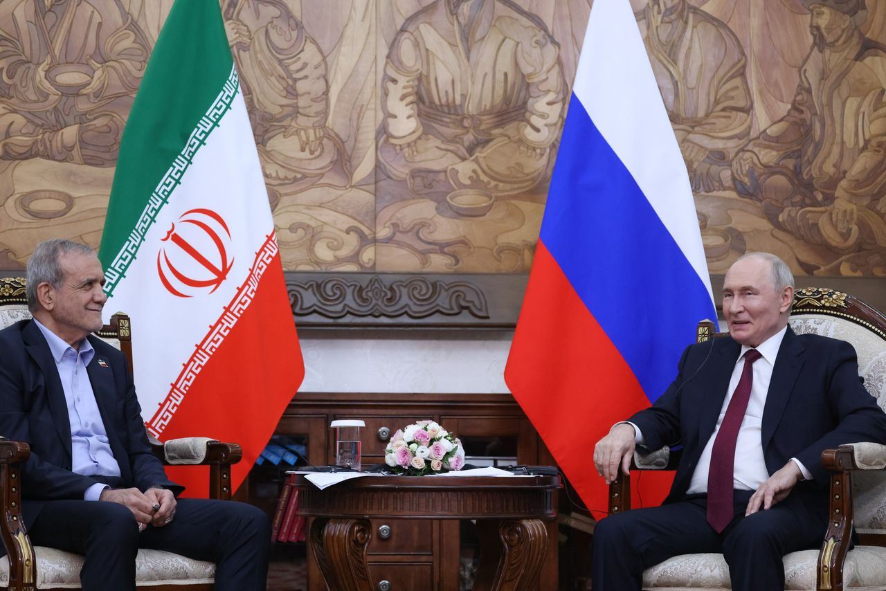 Putin spotkał się z prezydentem Iranu. "Podziwiamy waszą odwagę"
