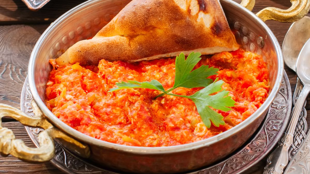 Jajecznica po bałkańsku jest puszysta i aromatyczna
