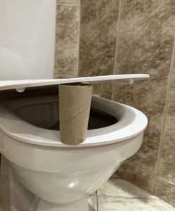 Rolka pod deską w publicznym WC. Warto wiedzieć, co oznacza
