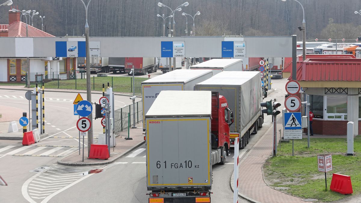 Polska przygotowuje się na sankcje odwetowe. Na zdjęciu: kolejka tirów na DK 65 do przejścia granicznego z Białorusią