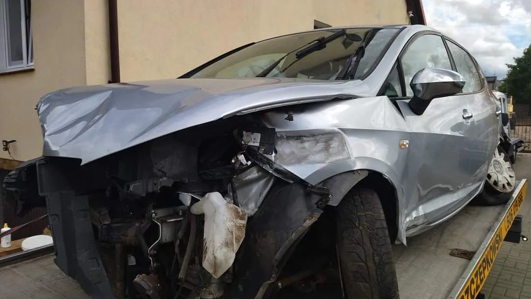Seat, który został staranowany przez kierującego volkswagenem