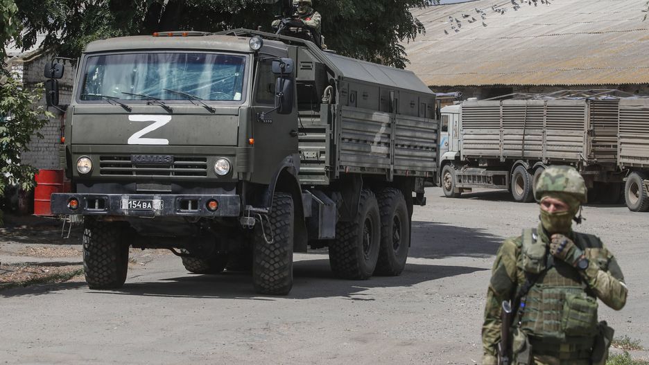 Harvesting and grain storage facilities in Melitopol, southern Ukraine
epa10072115 A picture taken during a visit to Melitopol organized by the Russian military shows Russian servicemen at a grain storage facility in Melitopol, Zaporizhia region, southeastern Ukraine, 14 July 2022. (issued 15 July 2022). The conflict in Ukraine has affected the availability and price of wheat worldwide. Melitopol is under the control of Russian forces and the city is administered by a military-civilian administration. On 24 February 2022 Russian troops entered the Ukrainian territory in what the Russian president declared a 'Special Military Operation', starting an armed conflict that has provoked destruction and a humanitarian crisis. The letter Z, painted on Russian military vehicles in Ukraine, has become a symbol of support for the Russian army.  EPA/SERGEI ILNITSKY 
Dostawca: PAP/EPA.
SERGEI ILNITSKY