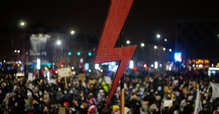 "Wysokie Obcasy Extra" o stylizacji na strajk. "Koszula za 300 zł, nerka za 400"