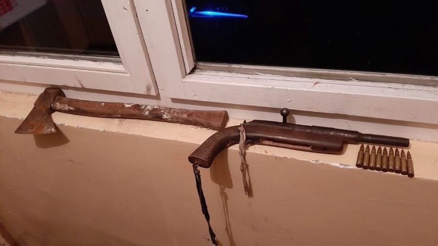 Kielce. Spał na klatce schodowej z siekierą (fot.: policja.gov.pl)