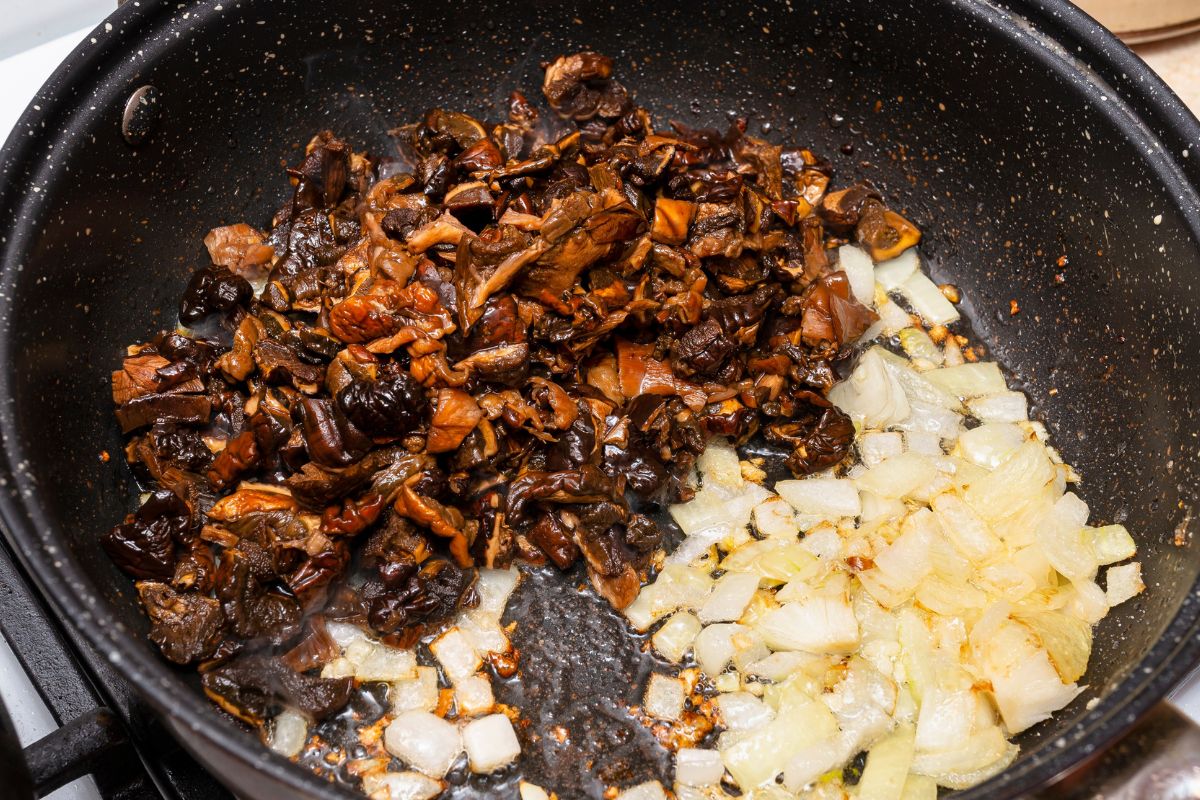 Prawie wszyscy smażą grzyby w ten sposób. Tylko najlepsze gospodynie wiedzą, że to prosta droga do katastrofy