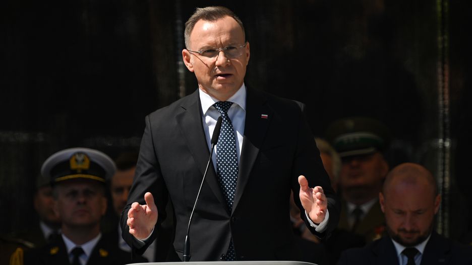 Gdańsk, 16.05.2024. Prezydent RP Andrzej Duda podczas Centralnych Obchodów Święta Straży Granicznej, 16 bm. na placu Filharmonii Bałtyckiej na Ołowiance w Gdańsku. W czasie uroczystości Prezydent RP wręczył awanse generalskie oraz odznaczenia państwowe funkcjonariuszom Straży Granicznej. (amb) PAP/Adam Warżawa
