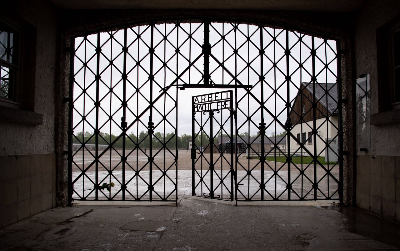 Joe Biden zarzuca muzeum KL Dachau fałszowanie historii