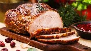 Wyjątkowo soczysty schab w rękawie. Poznaj przepis na mięso, które rozpadnie się pod widelcem. Sprawdzony przepis jak od babci