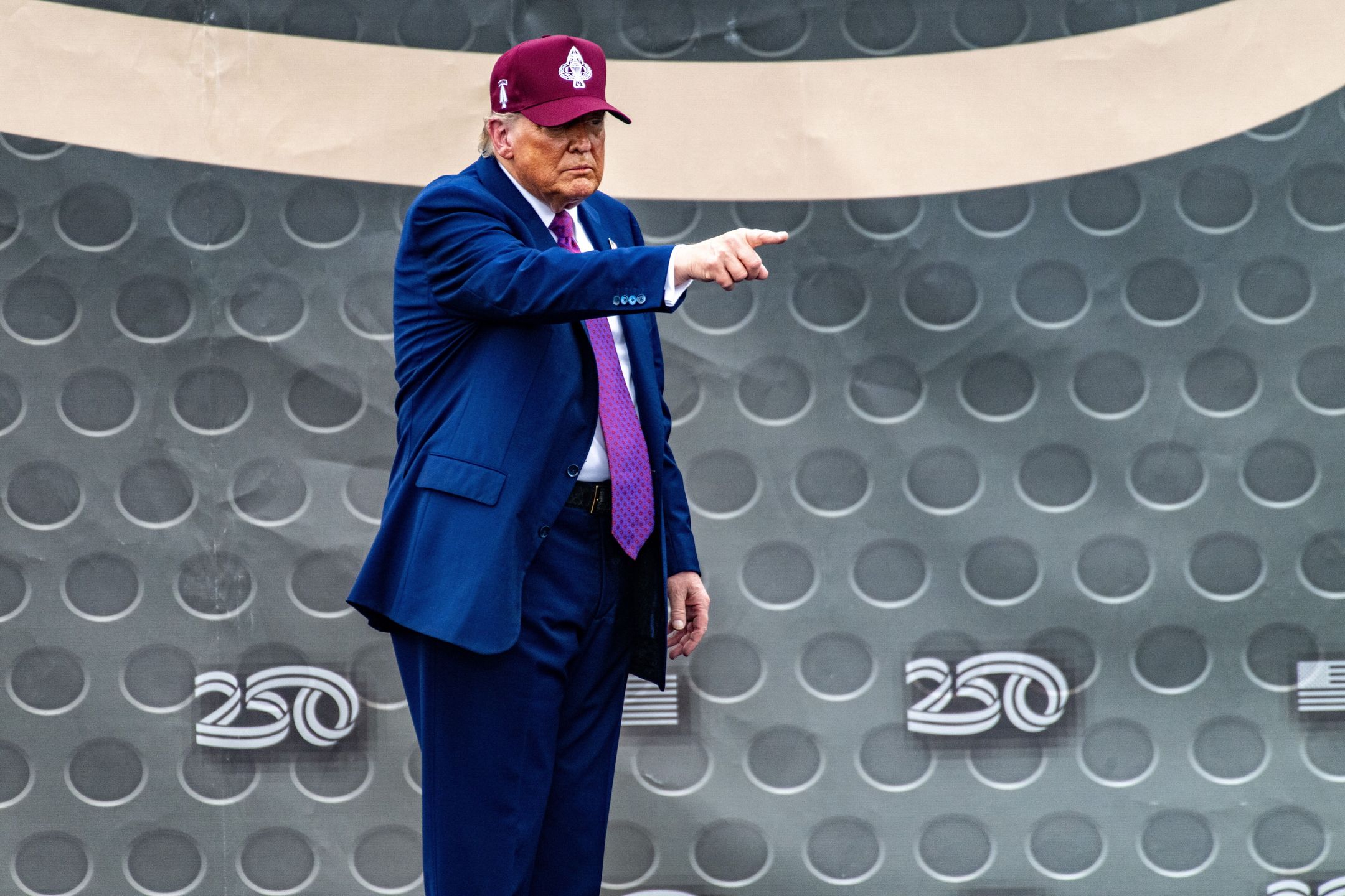 US President Trump visits Fort Bragg to celebrate US Army's 250th anniversary
epa12169162 US President Donald Trump gestures as he speak at Fort Bragg to celebrate the US Army's 250th anniversary at Pike Field at Fort Bragg, North Carolina, USA, 10 June 2025. Fort Bragg is home to the 82nd Airborne Division, Joint Special Operations Command and other units.  EPA/STAN GILLILAND 
Dostawca: PAP/EPA.
STAN GILLILAND
US Army