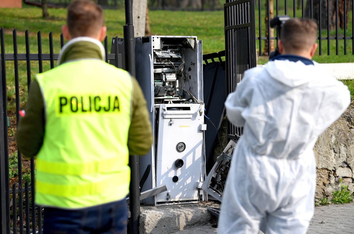 We Wrocławiu złodzieje próbowali wysadzić górniczym dynamitem bankomat z prawie 800 tys. zł