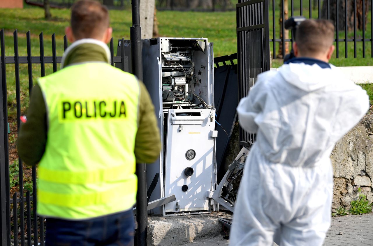 Podłożyli dynamit górniczy pod bankomat. Wpadli, bo zostawili ślady