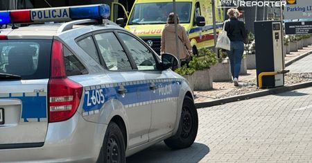 Brutalny atak na parkingu. Próbowali siłą wciągnąć mężczyznę do auta