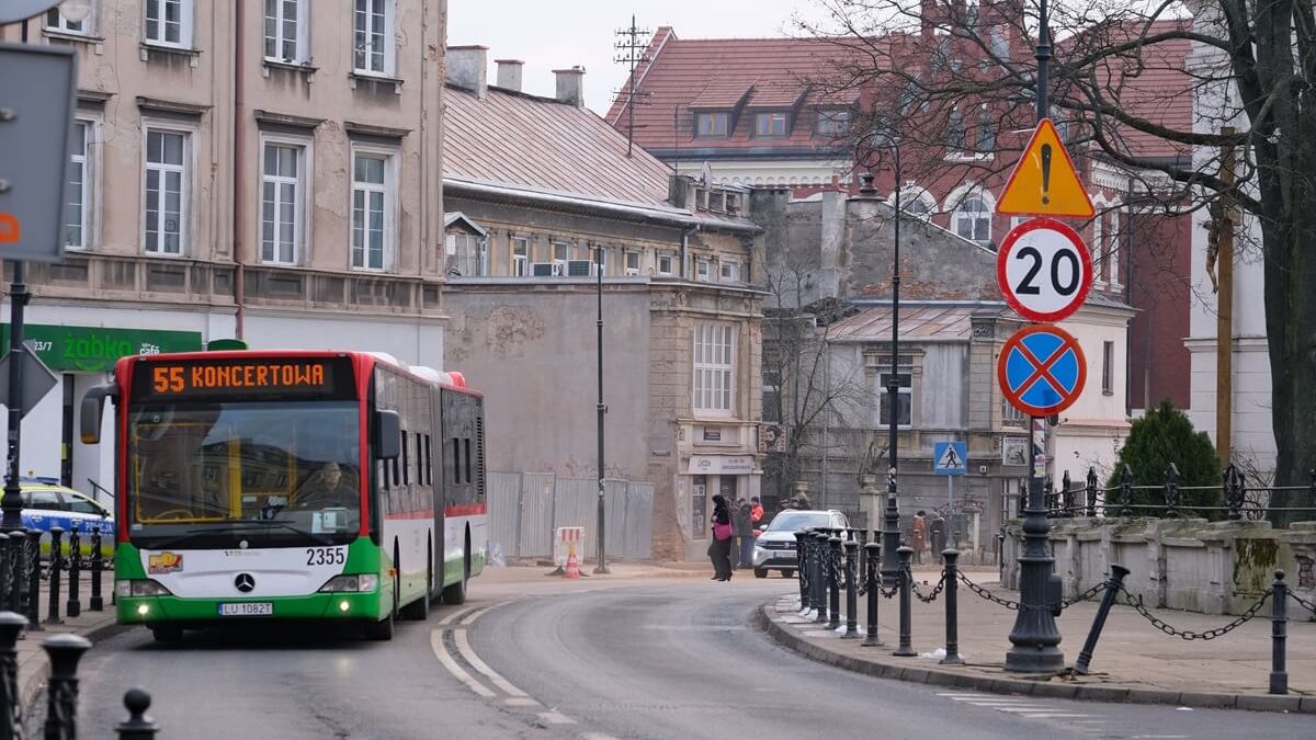 Autobus linii nr 55 jadący po ul. Bernardyńskiej