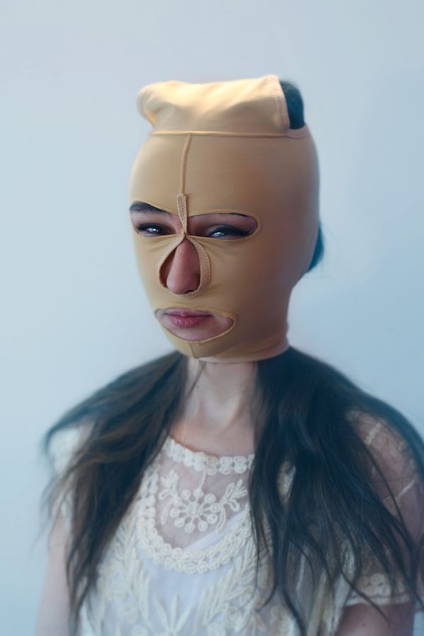 Evija Laivina fotografuje ludzi z dziwnymi ”gadżetami upiększającymi” z eBaya 2