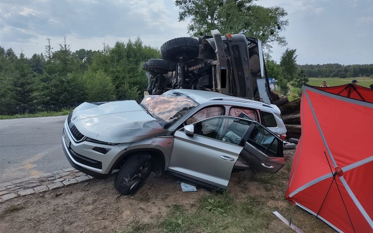 Nie żyje Niemka. Pod Miłkowem jej auto zmiotła ciężarówka z drewnem