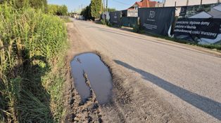 Warszawa: piesi chodzą w błocie, a obok pędzą ciężarówki