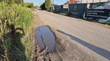Warszawa: piesi chodzą w błocie, a obok pędzą ciężarówki