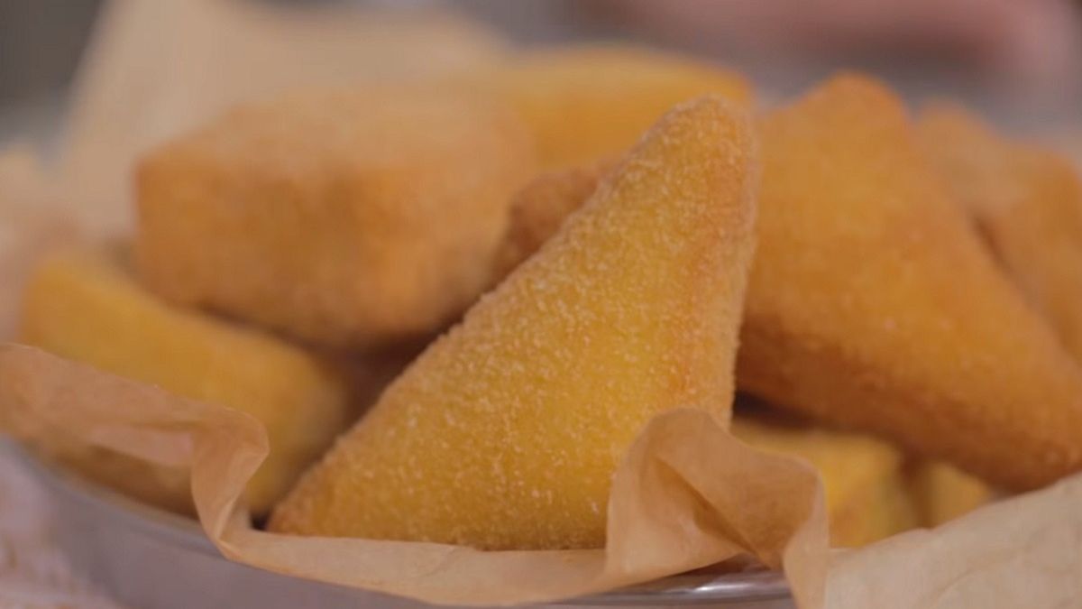 Mozzarella in carrozza to włoska przekąska, która zagości w waszych domach na dłużej. 