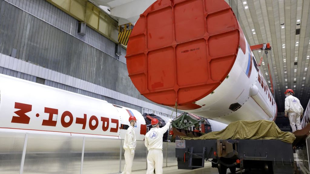 Na zdjeciu pracownicy montujący rosyjską rakietę kosmiczną