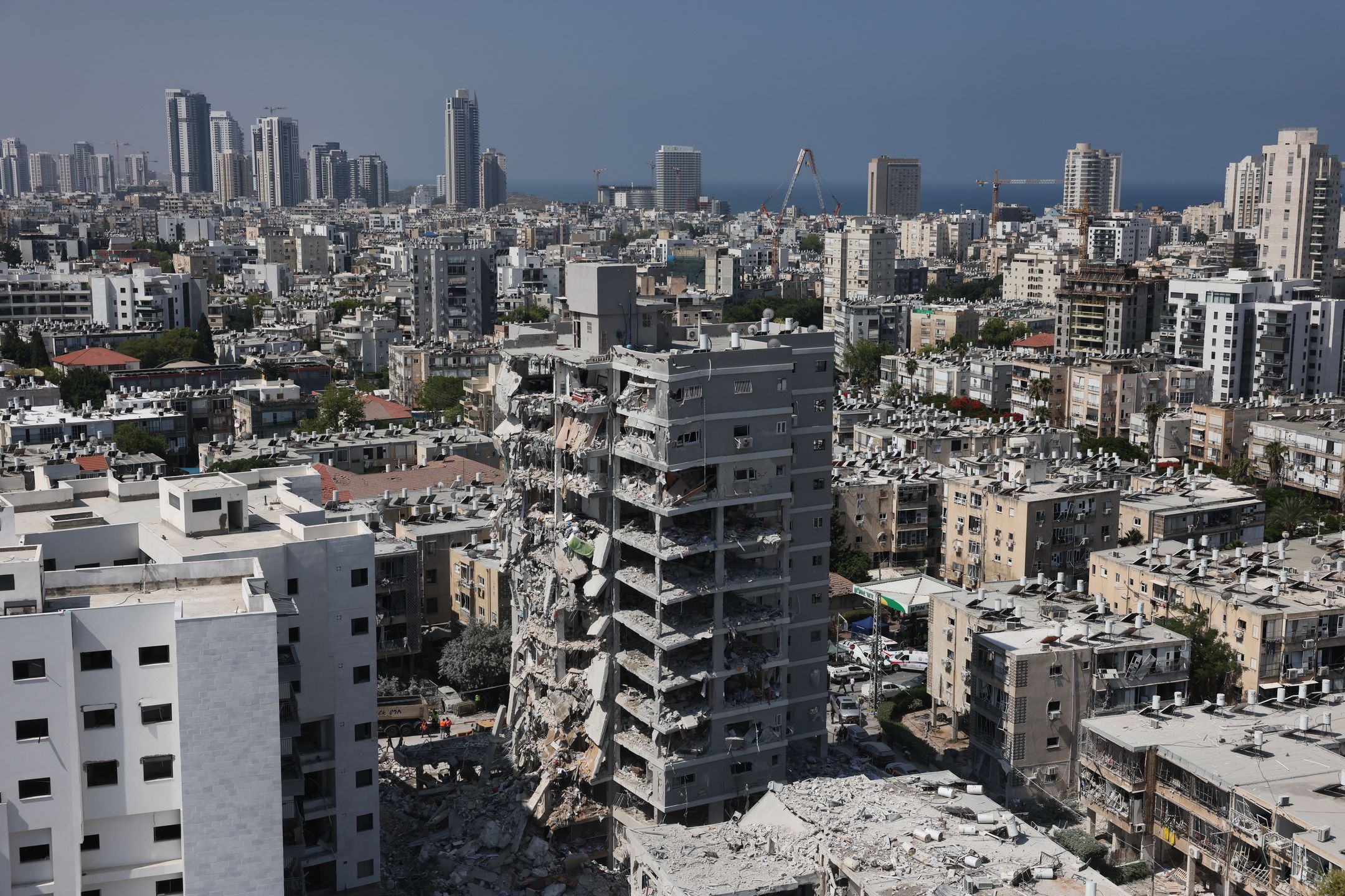 epaselect epa12176727 Damaged residential buildings after Iranian ballistic missiles hit Bat Yam, central Israel, 15 June 2025. Iran launched a barrage of ballistic missiles at Israel overnight in retaliation for Israeli airstrikes on Iranian targets. Magen David Adom (MDA), Israel's national emergency services, reported at least six killed and dozens injured, including two in critical condition. Israeli army home front command are still looking for dozens of missing people under the rubble EPA/ABIR SULTAN Dostawca: PAP/EPA.