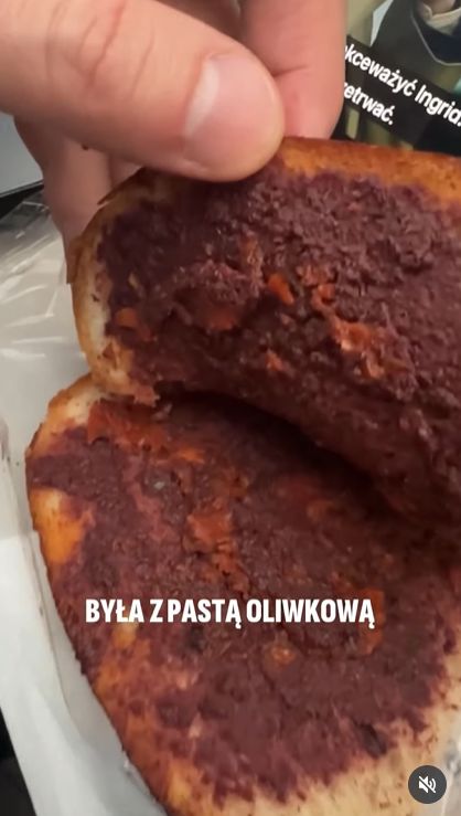  Michał Cessanis ocenia jedzenie w samolocie 