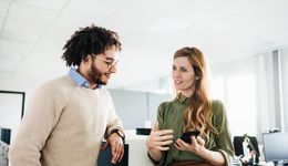 Jak prawidłowo udzielać feedbacku? Potraktuj go jak prezent