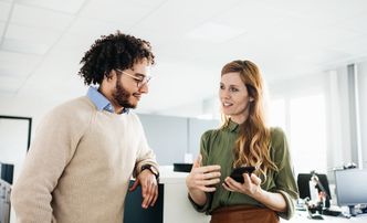 Jak prawidłowo udzielać feedbacku? Potraktuj go jak prezent