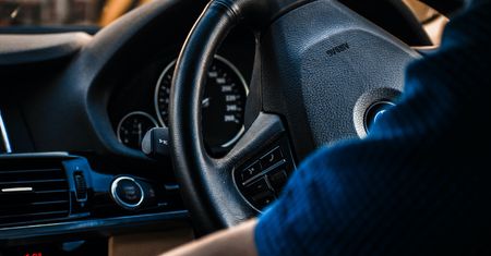 O połowę taniej? Auto z kierownicą po prawej niebezpieczne i drogie