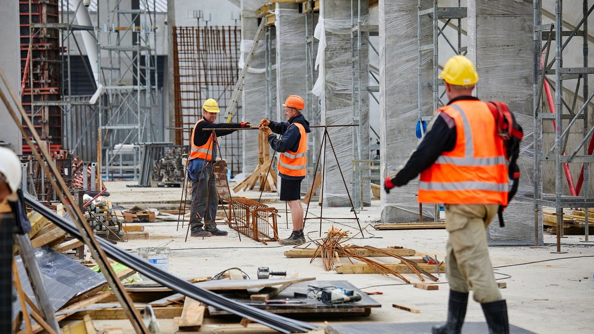 ?�d? buduje stadion ?KS
Fot. Julian Sojka/East News, Lodz, 10.06.2020.  Postep prac na budowie drugiej trybuny na stadionie Lodzkiego Klubu Sportowego.
Julian Sojka