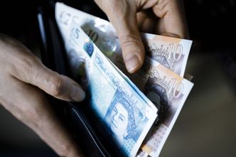 Kursy walut 11.02.2022. Piątkowy kurs funta, euro, dolara i franka szwajcarskiego