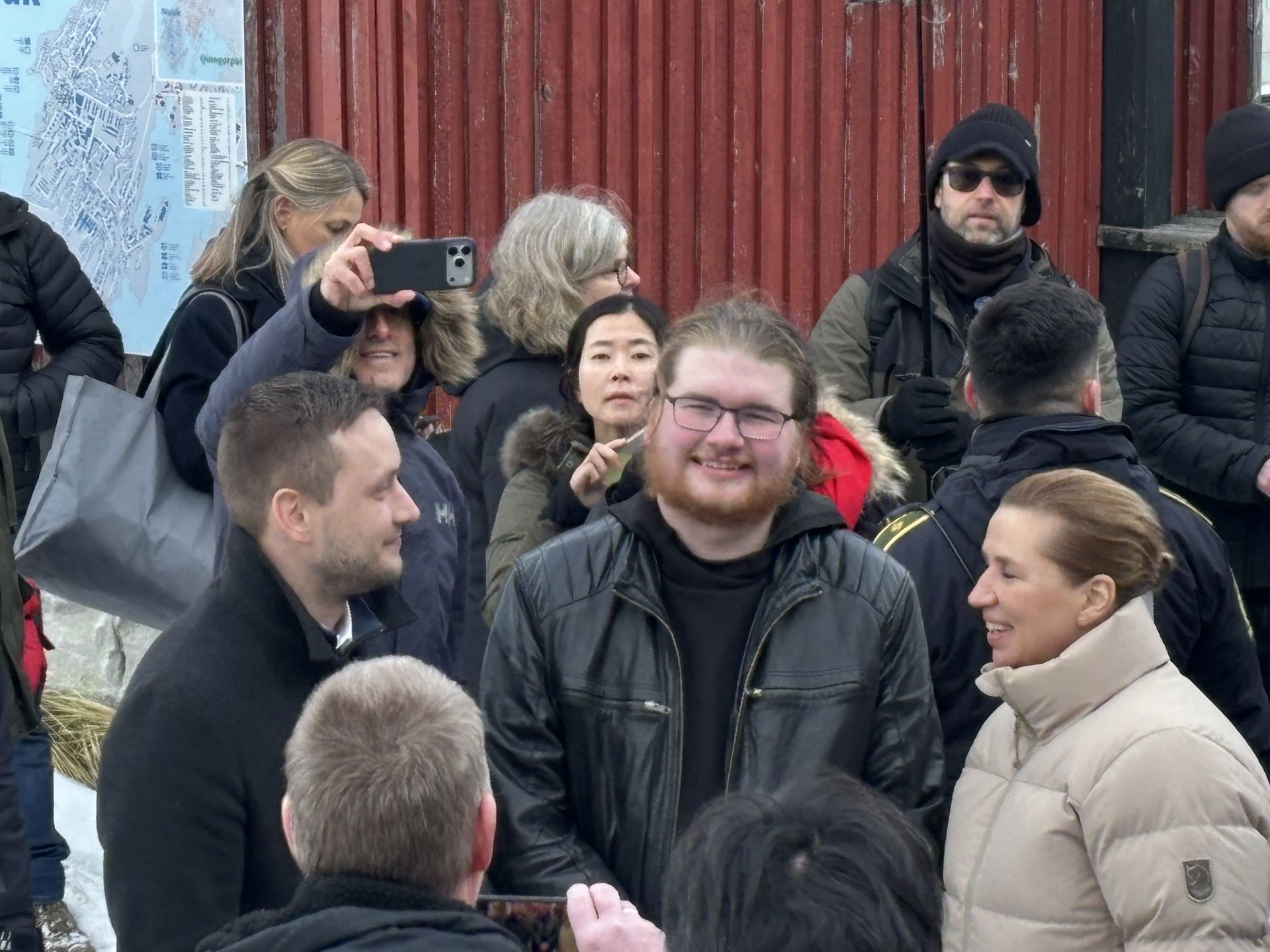 Jens-Frederik Nilsen i Mette Frederiksen podczas spacer w Nuuk. 